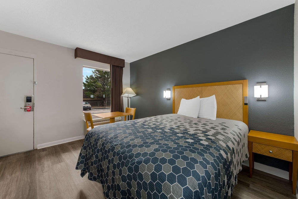 Econo Lodge Cheraw Market Street - photo 22