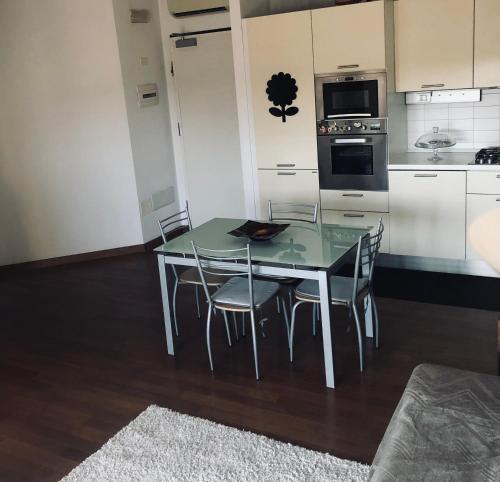 Camera Privata Con Bagno Su Appartamento Condiviso in Mestre, Italy