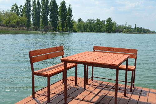 Tóparti Apartmanház — 4-Star Luxury Hotel in Balatonszarszo, Hungary