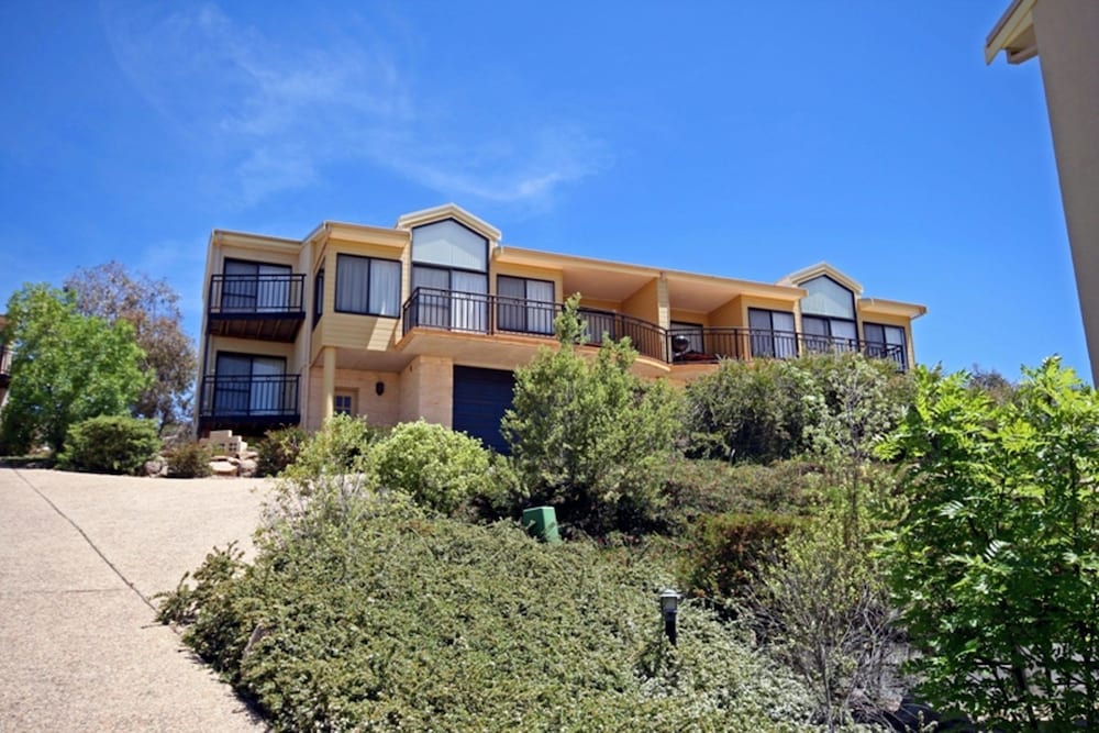 Dromaius 5 3BR Townhouse l Lake Views l Spa Bath l WiFi l BBQ — 4-Star Luxury Hotel in Jindabyne, Australia