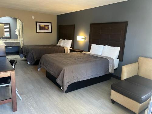 Deluxe Inn and Suites - photo 26