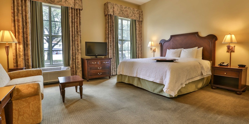 Hampton Inn and Suites Savannah Historic District - photo 29