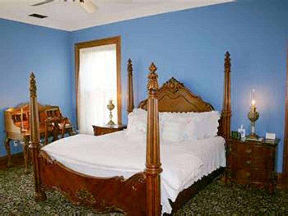 The Carriage House Inn Bed & Breakfast - photo 6