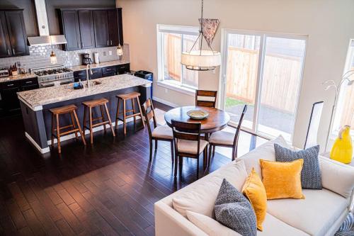 Kirkland Luxury Tranquil Retreat 7BR w Office — 4-Star Luxury Hotel in Kirkland, United States