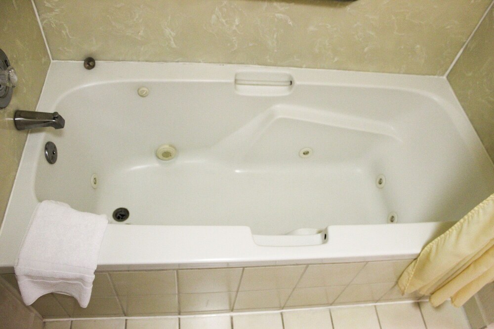 America's Best Inn & Suites Hawthorne - photo 20