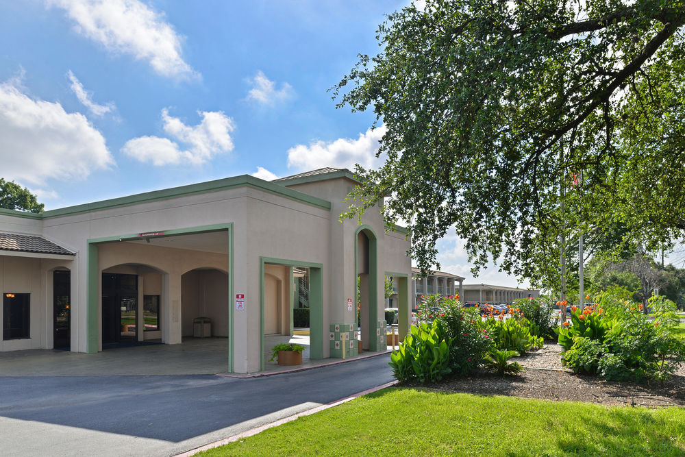 Econo Lodge - carbon neutral hotel in Austin