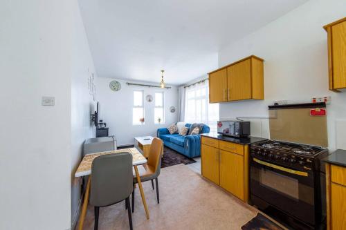 Serene Retreat 2 Bedroom with Pool Netflix Fast Wifi and Gym