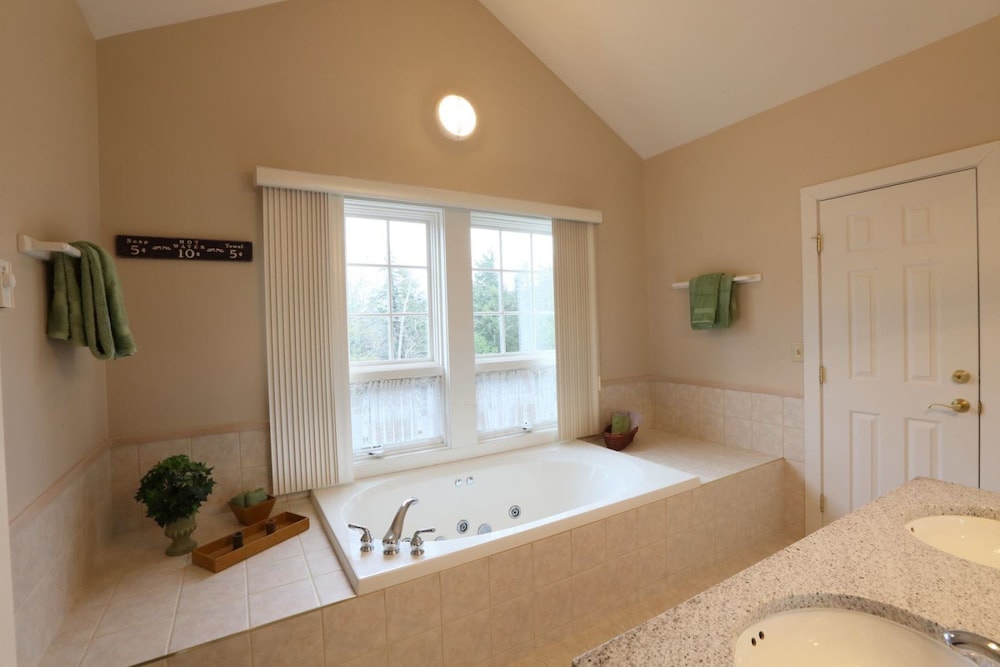 Upscale 3BR Topnotch Overlook - photo 19