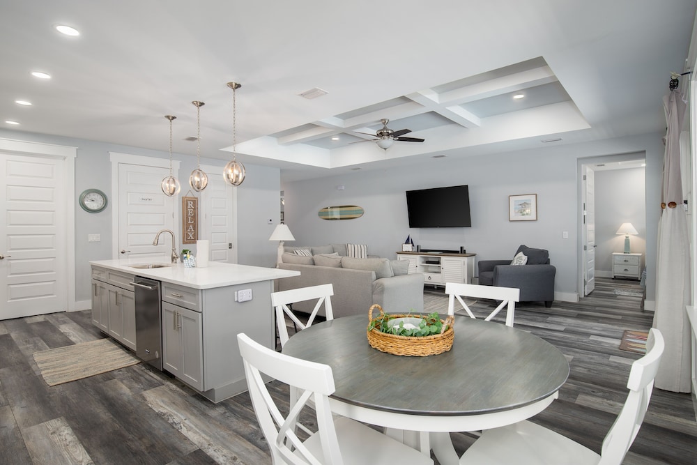 Gorgeous 3bd 2.5ba NEW Home w Private Heated Pool Steps From Beach — 4-Star Luxury Hotel in Panama City Beach, United States