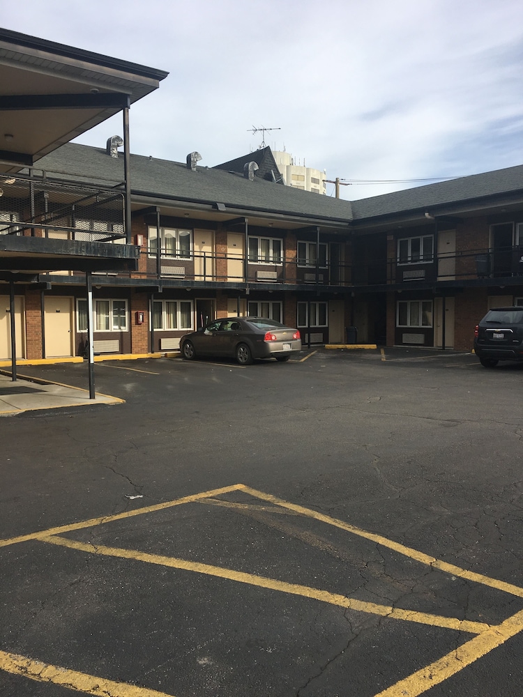Midway Inn & Suites - photo 19