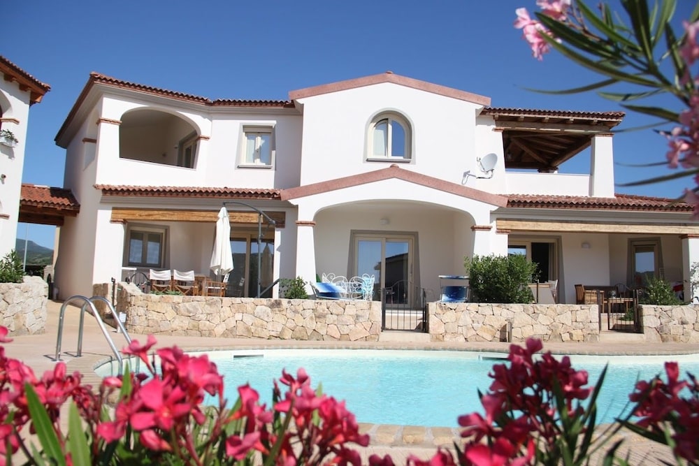 Mediterranean Sea Shell House 27 — 4-Star Luxury Hotel in Budoni, Italy