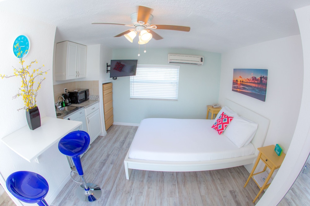 St Pete Beach Suites - photo 4