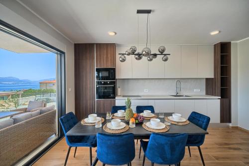 Tinas Place Sea View Pool & Barbecue — 4-Star Luxury Hotel in Slatine, Croatia
