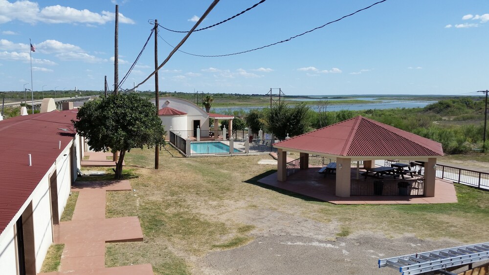 Lakeview Inn & Suites - photo 43