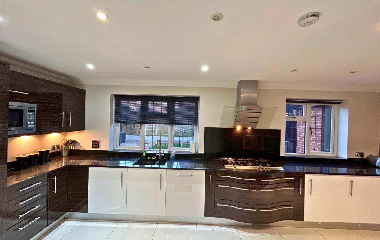 Beautiful 5 Bed 3 Bathroom Detached Family Home 8 — 4-Star Luxury Hotel in Bracknell, United Kingdom