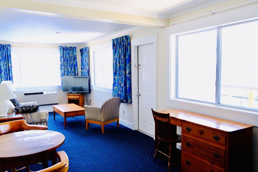 Fishermans Wharf Inn - photo 14