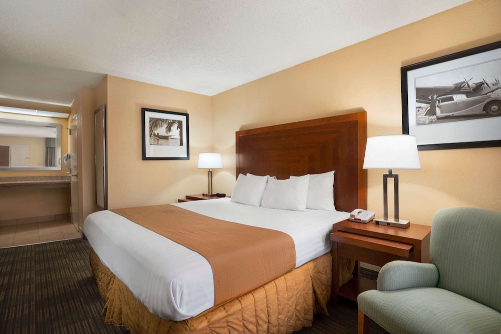 Days Inn by Wyndham Jacksonville Airport - photo 12