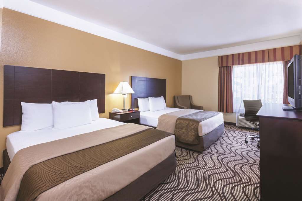La Quinta Inn & Suites by Wyndham Angleton - photo 24