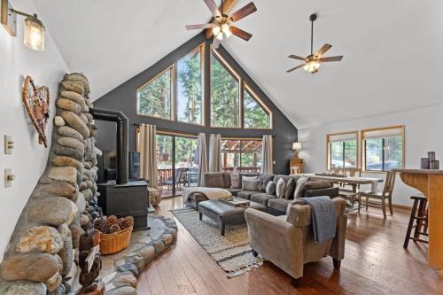 Tranquil Tahoe A Frame Walk to Beach — 4-Star Luxury Hotel in Tahoe Vista, United States