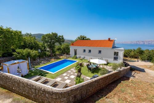 Villa Mirjam with swimming pool jacuzzi and sea view — 4-Star Luxury Hotel in Novi Vinodolski, Croatia