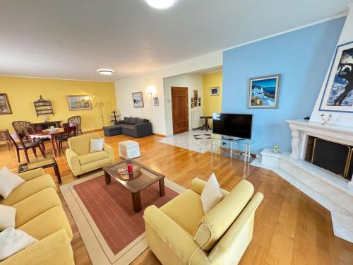 Sunny and Spacious Luxury House — 4-Star Luxury Hotel in Pyrgetos, Greece
