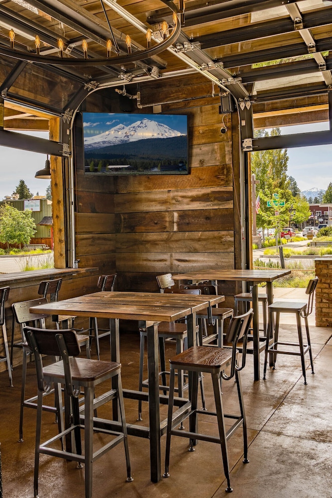 Ski Inn Taphouse Hotel - photo 36