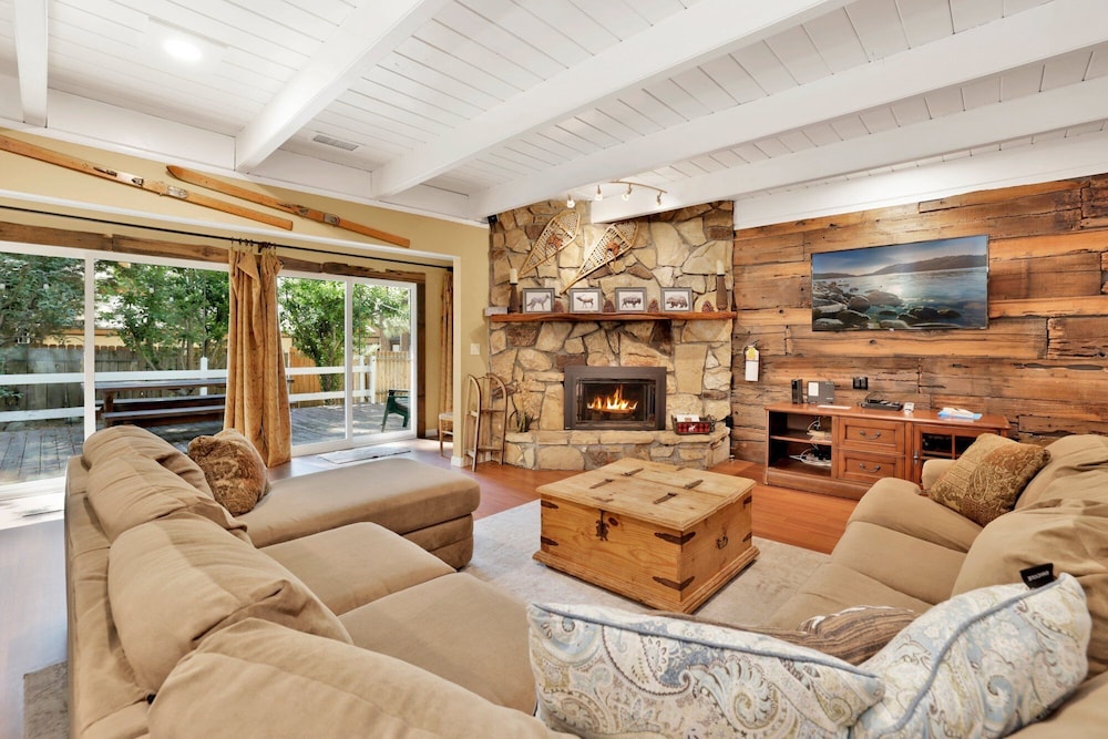 Cozy up to Summit 1651 by Big Bear Vacations in Big Bear Lake, United States