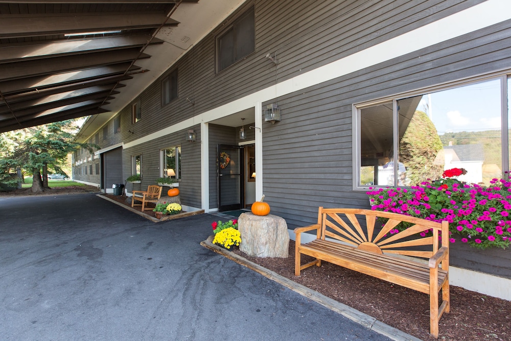 Commodores Inn - photo 67