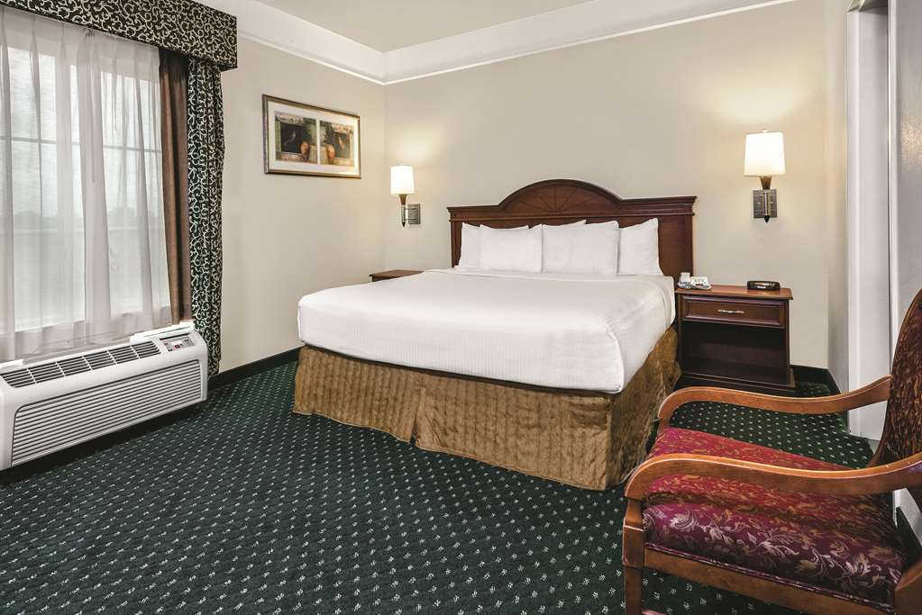 La Quinta Inn & Suites by Wyndham Stephenville - photo 12