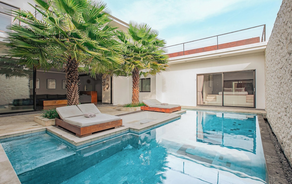 Villa MJ Modern 4BR with Pool & Rooftop — 4-Star Luxury Hotel in Canggu, Indonesia