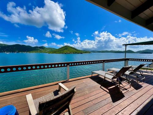 Cliffhanger Oceanfront Simple Luxury With Endless Blue Views — Unknown City
