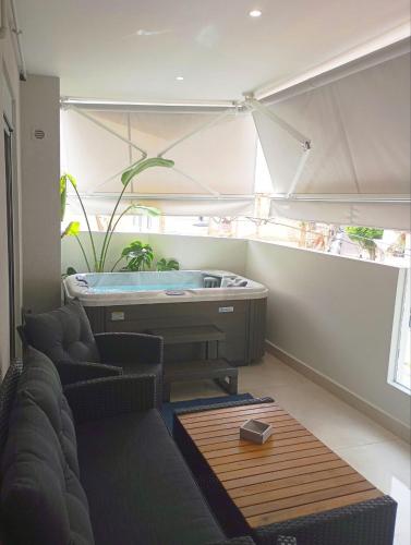 Airrent Apartments 1 The Athens Jacuzzi Lounge — 4-Star Luxury Hotel in Athens, Greece