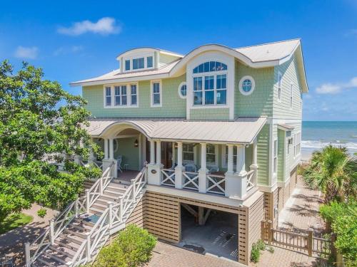 1103 E Arctic Salty Lady Beautiful Custom Oceanfront Home Hot tub — 4-Star Luxury Hotel in Folly Beach, United States