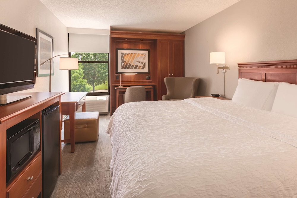 Hampton Inn Des Moines Airport - photo 8