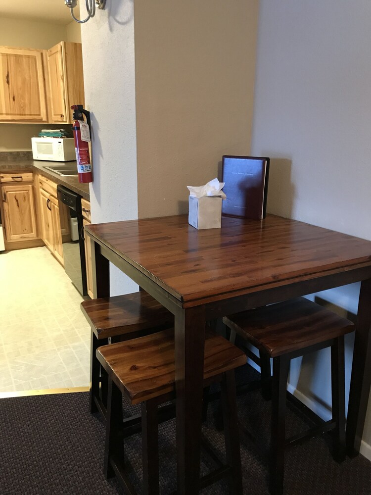Lakeshore Inn & Suites - photo 22