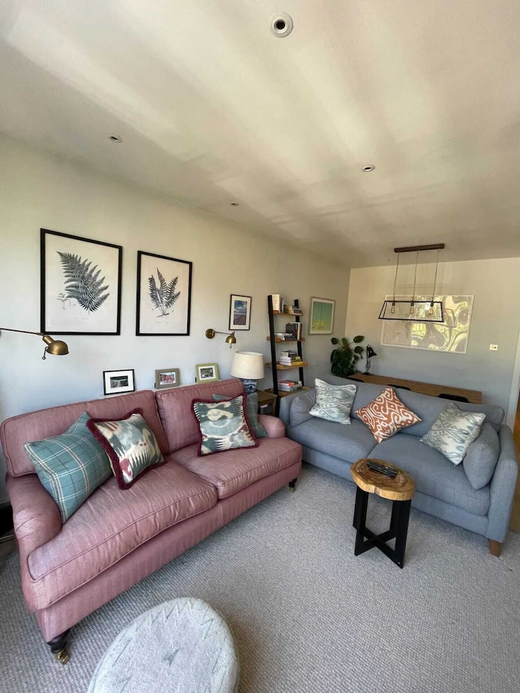 Bright & Stylish 1BD Flat Wandsworth Town — 4-Star Luxury Hotel in London, United Kingdom