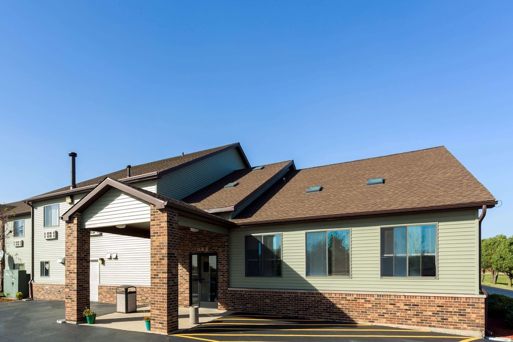 Super 8 by Wyndham DeKalb IL - featured photo