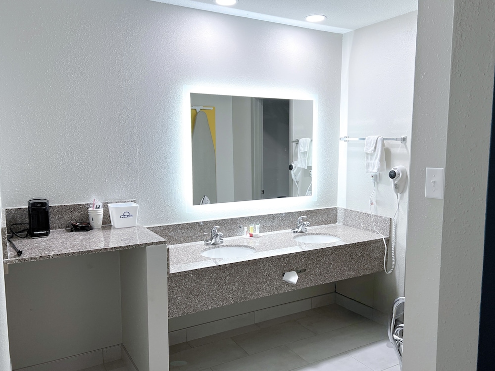 Days Inn & Suites by Wyndham Santa Rosa - photo 7
