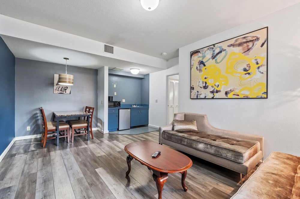Lions Gate Hotel - photo 34