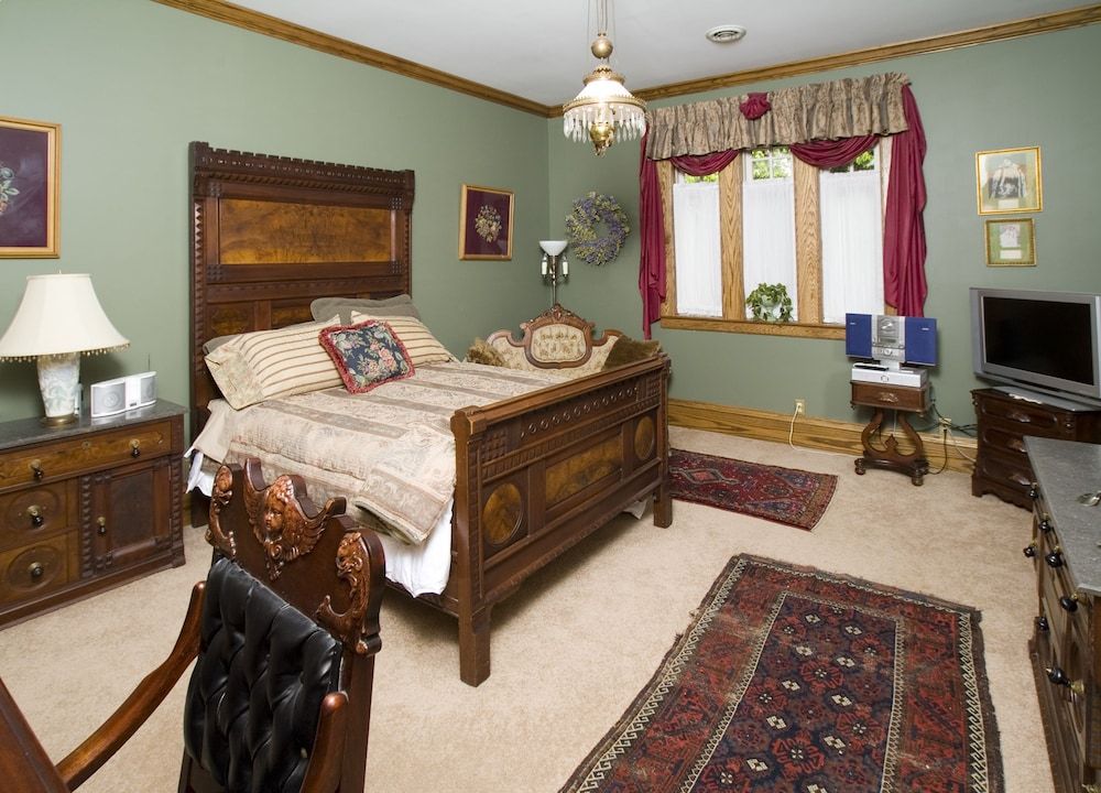The Victorian Tudor Inn - photo 7