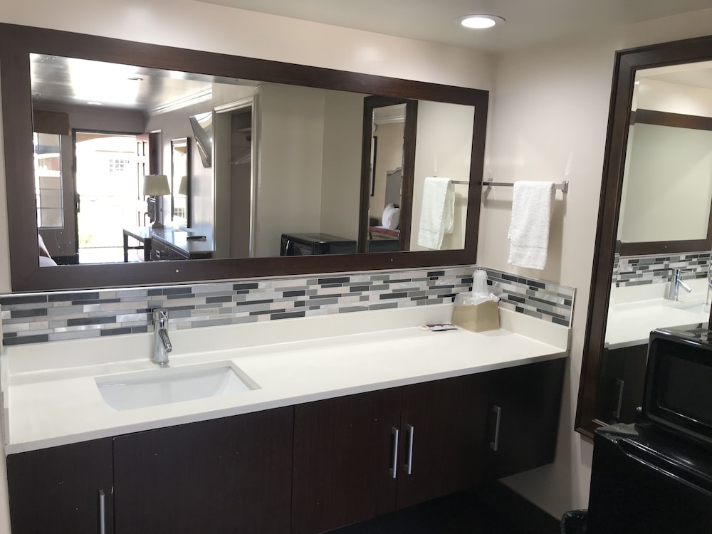 Economy Inn Lax - photo 22