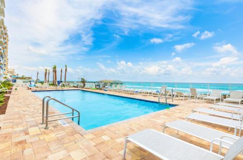 A Wave From it All Oceanfront Pool Condo — 4-Star Luxury Hotel in Daytona Beach, United States