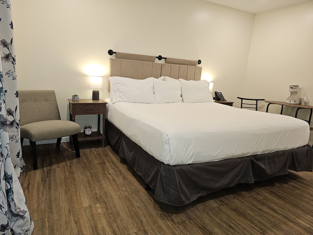 The Honey Bee Motel - photo 11
