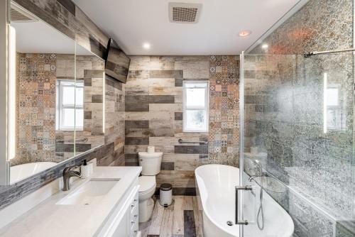 Spacious Home with Garden & Pool — 4-Star Luxury Hotel in Northridge, United States