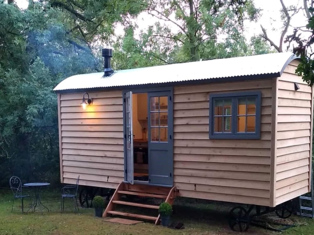 Shepherd's Hut in Sussex With Fire Pit & Wildlife — hotel in Steyning