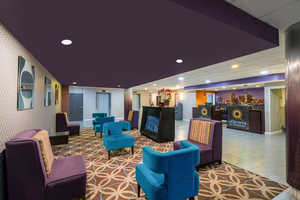 La Quinta Inn & Suites by Wyndham Memphis Airport Graceland - photo 10