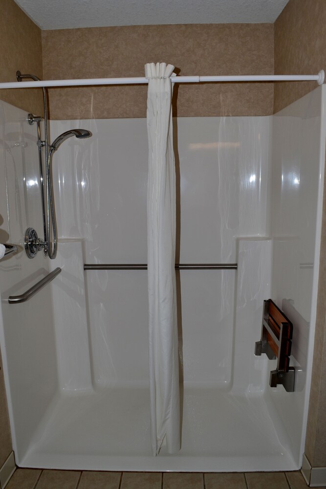 Paola Inn And Suites - photo 25