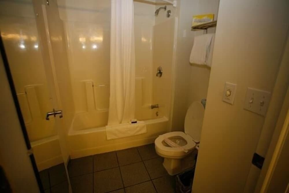 Chalet Motel Mequon - photo 16
