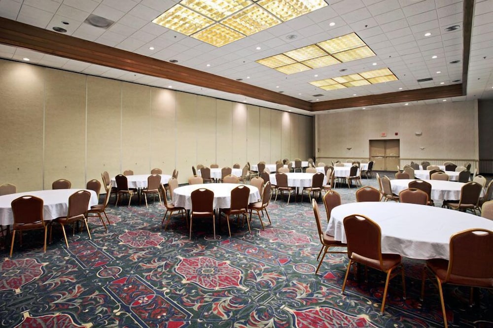 Salina Ambassador Hotel and Conference Center - photo 26