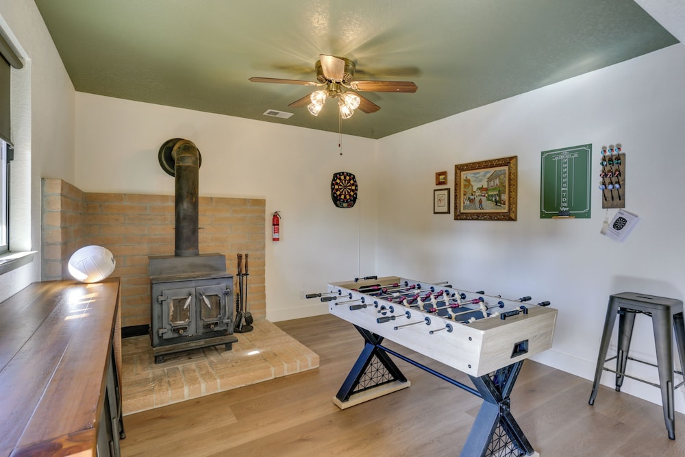 Pet Friendly Escape with Game Room and Fire Pit — hotel in North Fork